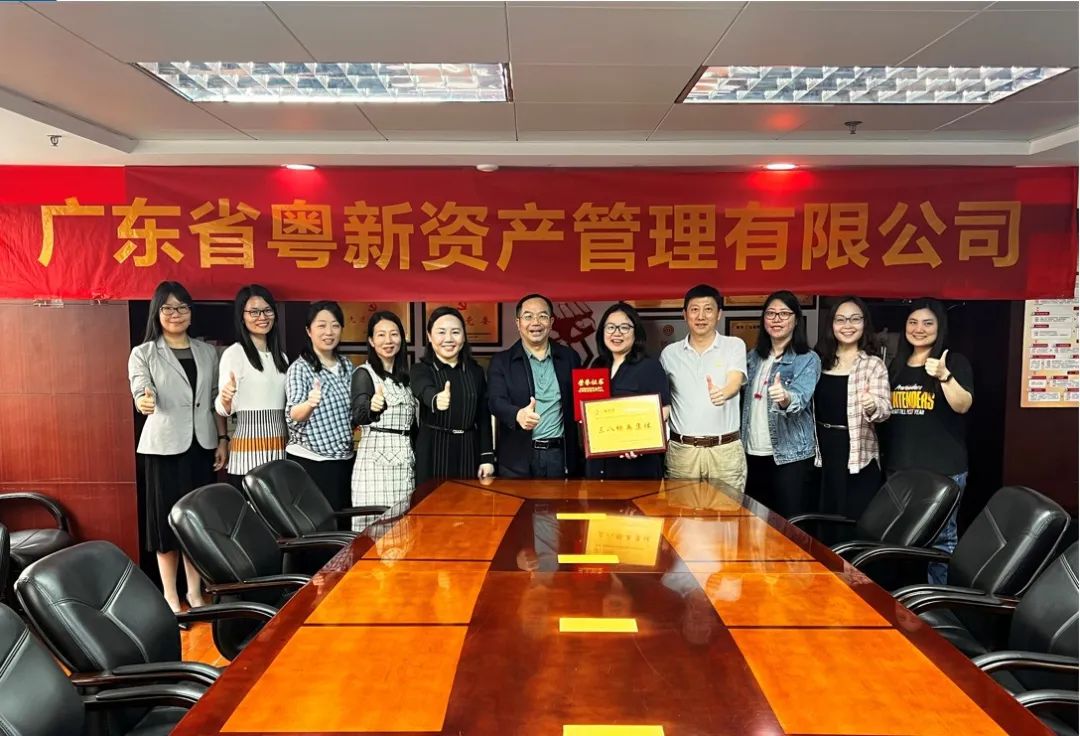 揮楫奮進敢擔當 鏗鏘玫瑰綻芳華