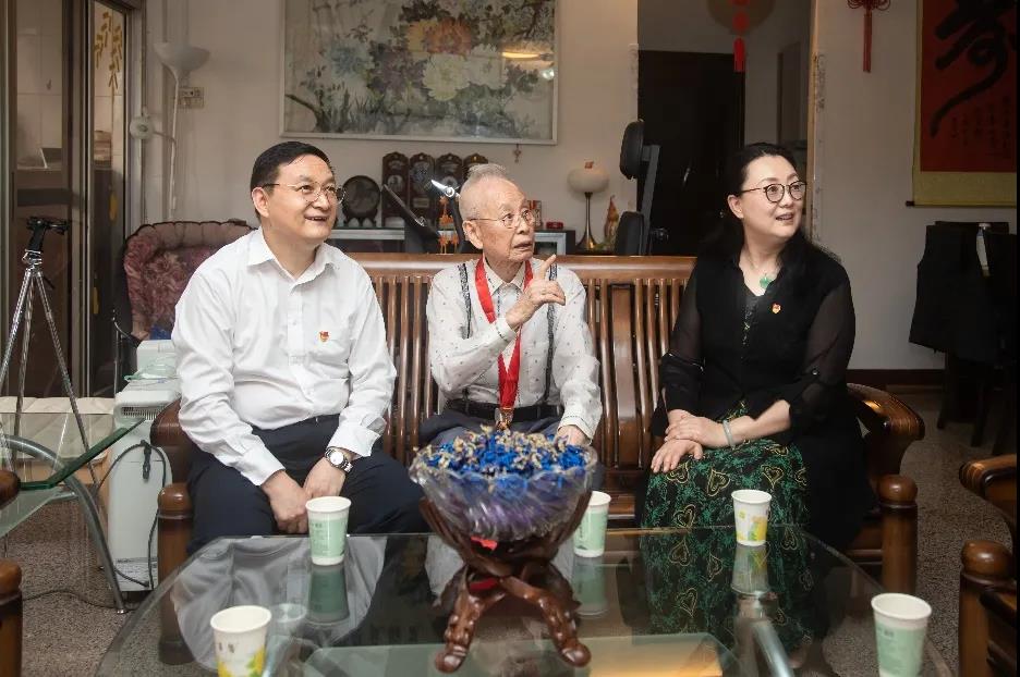 省國資委主任、黨委副書記李成走訪慰問廣新集團老黨員