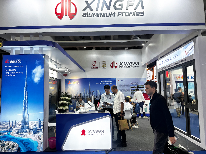 興發鋁業展位吸引外商駐足參觀.jpg