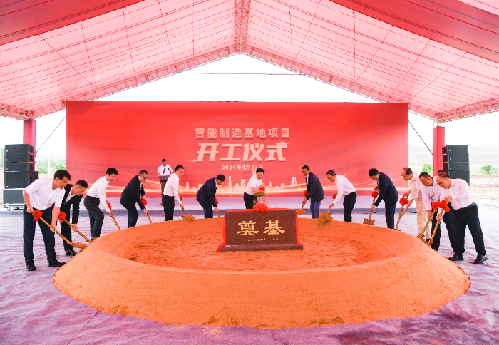 梅州市領導、企業代表執鏟培土奠基.png